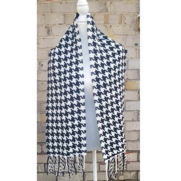 Houndstooth Pattern Scarf With Tassels - Picture 2 of 4